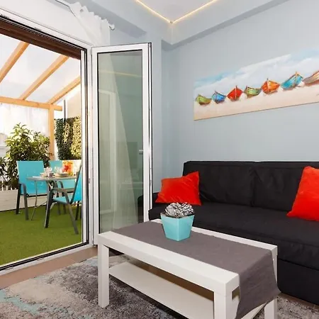 Cozy Close To Acropolis